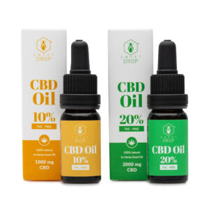 Du tamsaus stiklo Sweet Drop CBD aliejaus buteliukai su pipetėmis. Kairėje – 10 % koncentracijos aliejus, dešinėje – 20 % koncentracijos aliejus iš Day & Night Duo linijos.