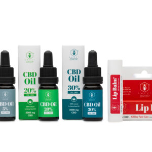 Sweet Drop CBD Home Balance Box rinkinys: 5%, 20% ir 30% CBD aliejai bei lūpų balzamas baltoje pakuotėje.