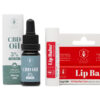 CBD produktų rinkinys pradedantiesiems „Sweet Drop Starter Kit“ – rudas stiklinis 5 % aliejaus buteliukas su pipete ir drėkinantis lūpų balzamas šviesiame fone.